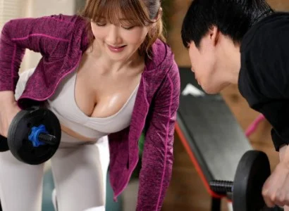 Chàng trai số hưởng với nữ PT gợi cảm dính lấy nhau