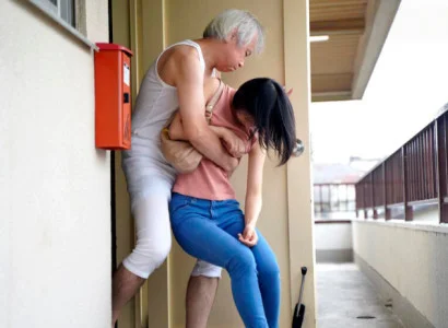 Cô vợ trẻ của con trai bị bố chồng già xâm hại