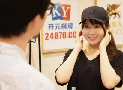 Em nhân viên giao hàng dễ tính suốt buổi giao